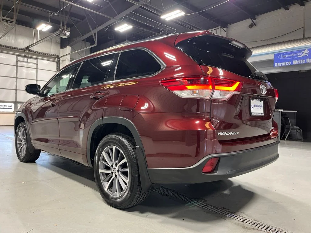 Used 2018 Ooh La La Rouge Mica Toyota XLE image 5