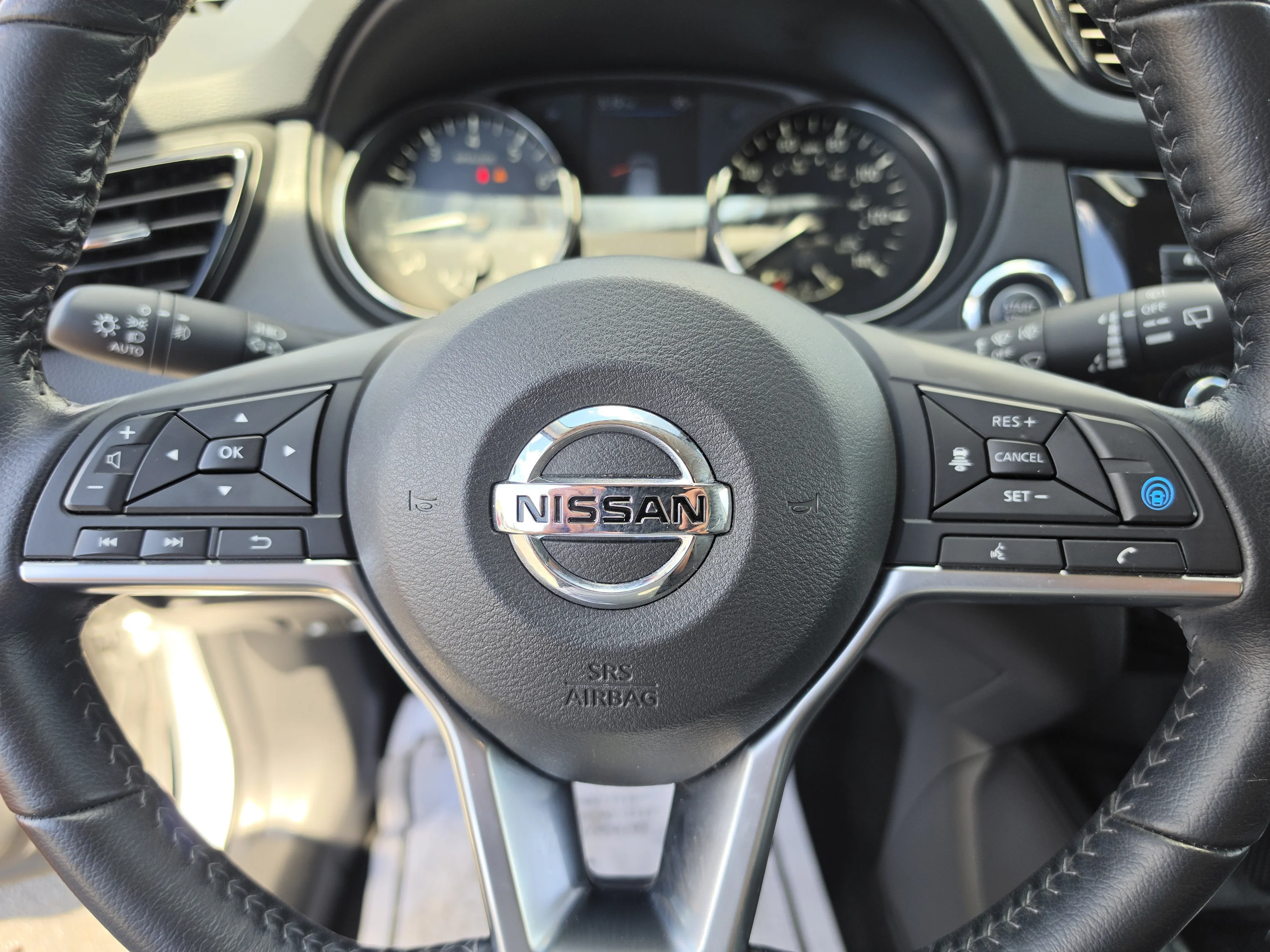 Used 2020 Brilliant Silver Metallic Nissan SV image 34