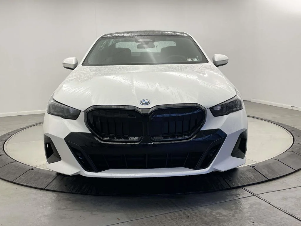 2026 BMW 5 Series 550e - Photo 8