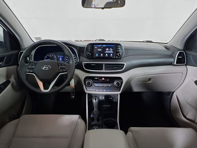 Used 2020 White Hyundai SE image 22