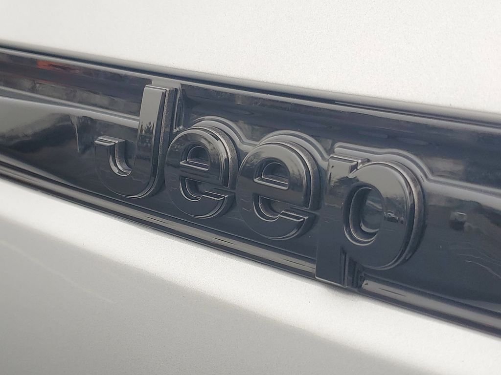 New 2026 Silver Zynith Exterior Paint Jeep Altitude image 6