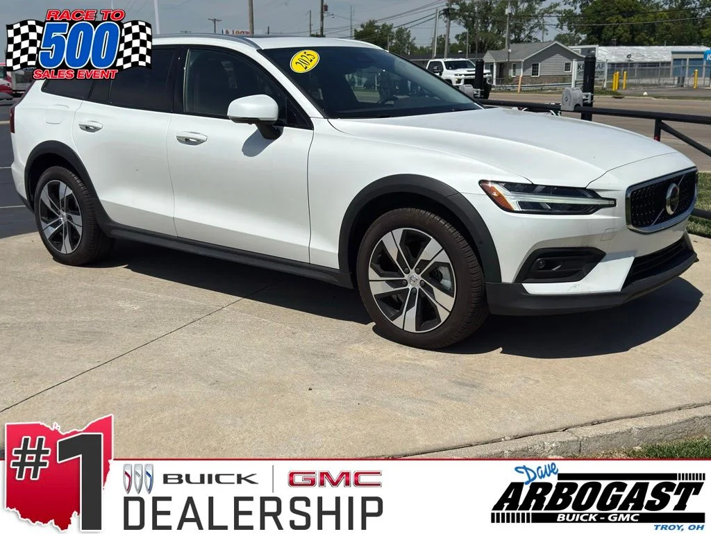 2025 Volvo V60 Cross Country B5 Plus AWD's photo