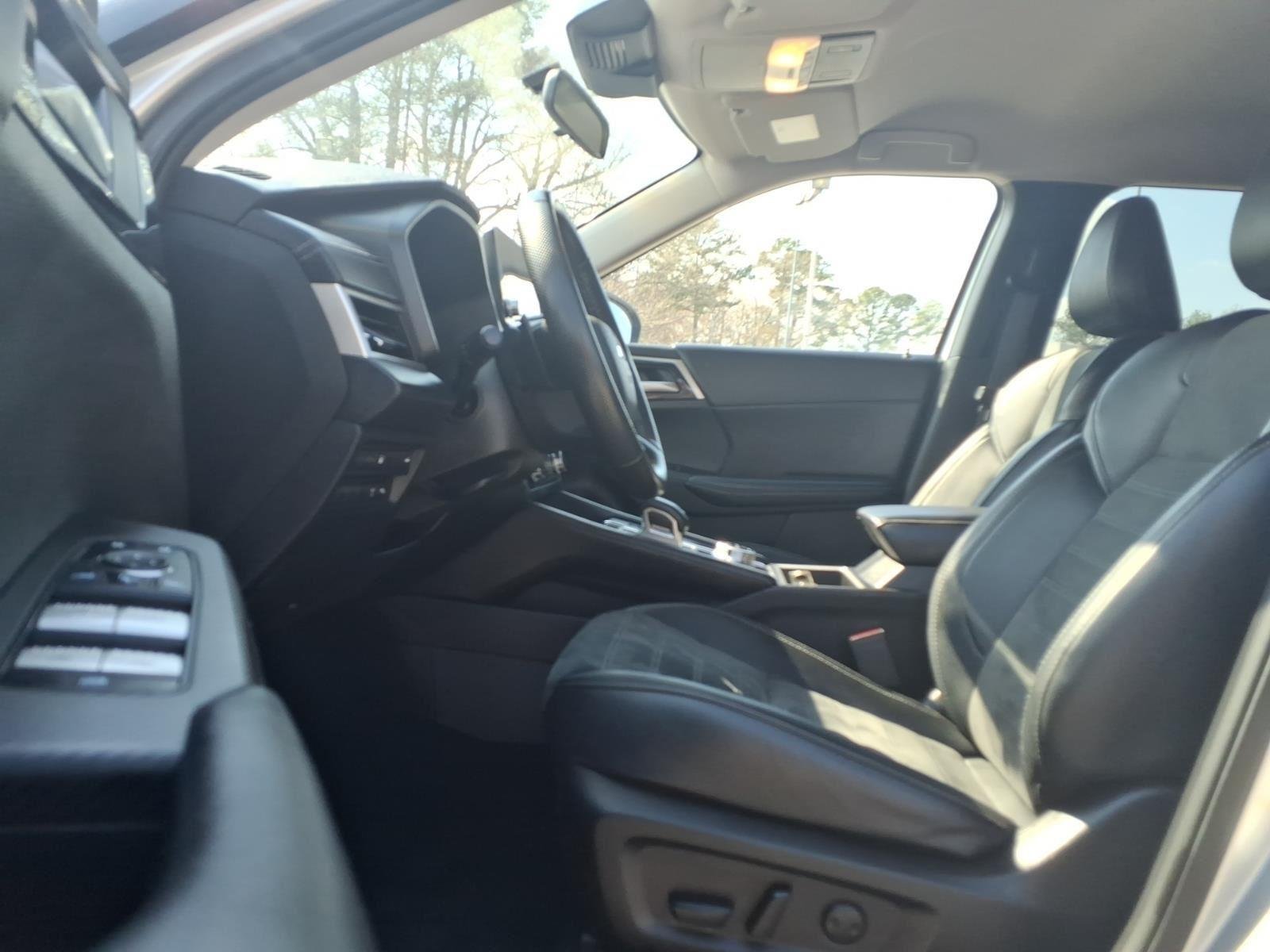 Used 2024 White Diamond/Black Roof Mitsubishi SE image 30