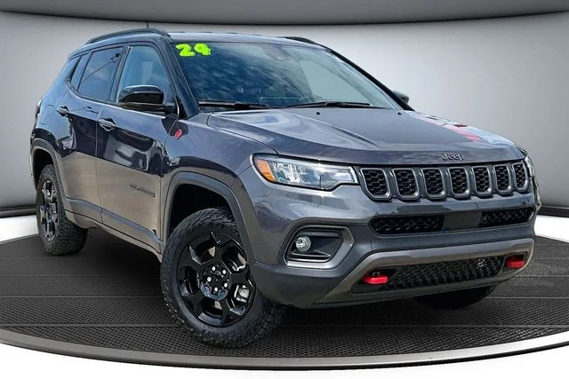 Used 2024 Metallic Jeep Trailhawk image 3
