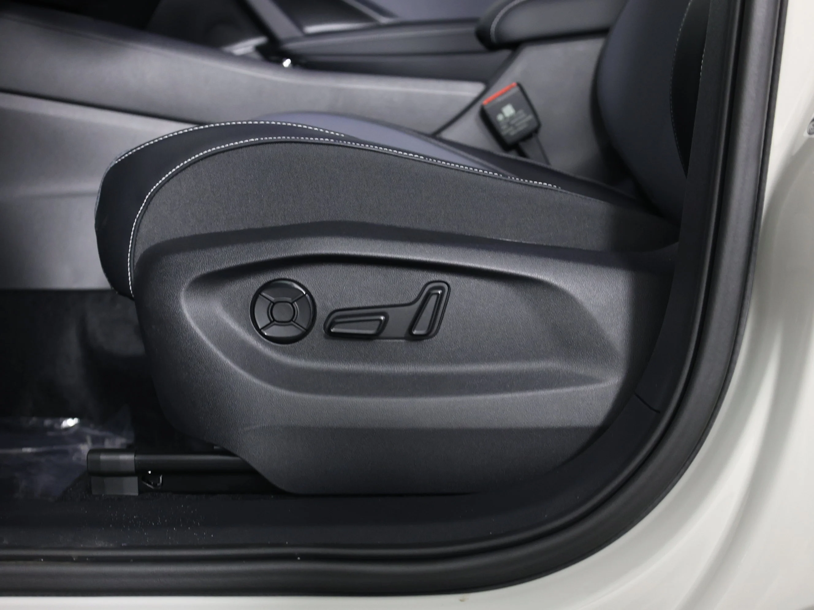 New 2026 Sandstone w/Deep Black Roof Volkswagen SE R-Line Black image 13
