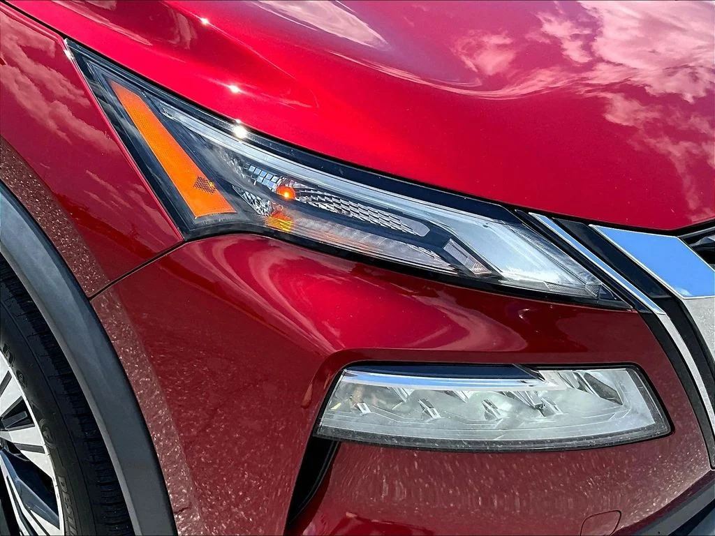 Used 2021 Red Nissan SV image 30