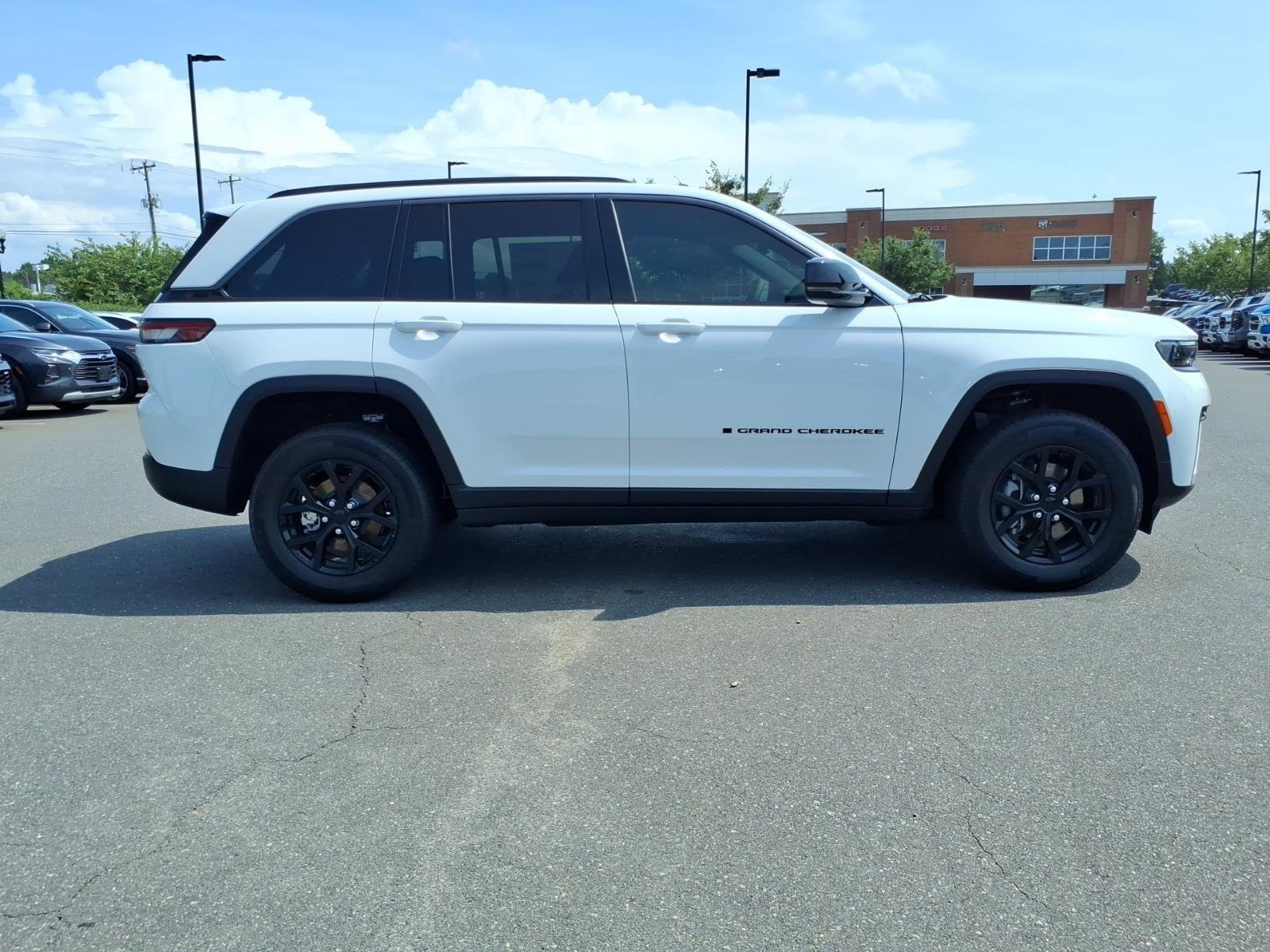 New 2026 Bright White Clear-Coat Exterior Paint Jeep Laredo Altitude image 10
