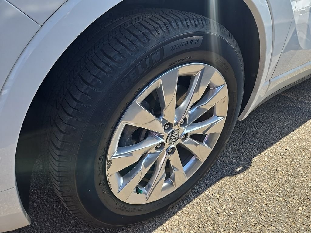 Used 2017 White Buick Essence image 10