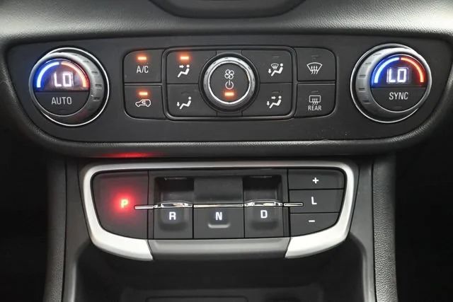 Used 2023 SUMMIT WHITE GMC SLT image 18
