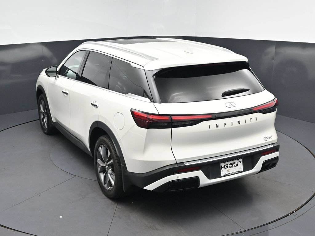 Certified Used 2023 White INFINITI LUXE image 35