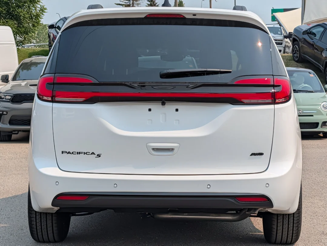 New 2027 White Chrysler Select - - AWD - 3.6L Pentastar V6 - Adaptive Cruise Control - Blind Spot Monitor & More! image 7