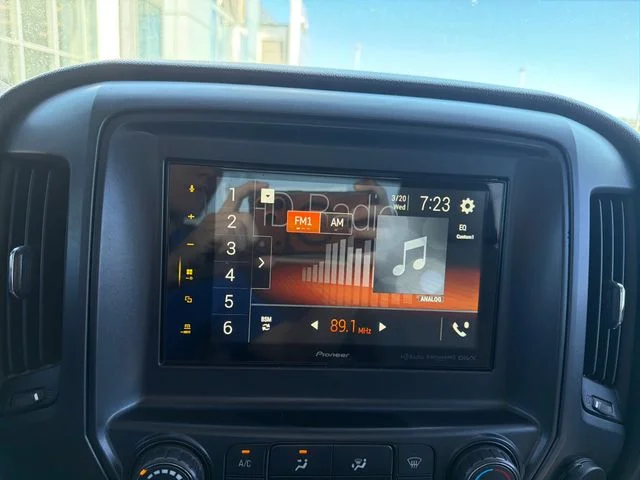 Used 2015 White GMC Base image 34