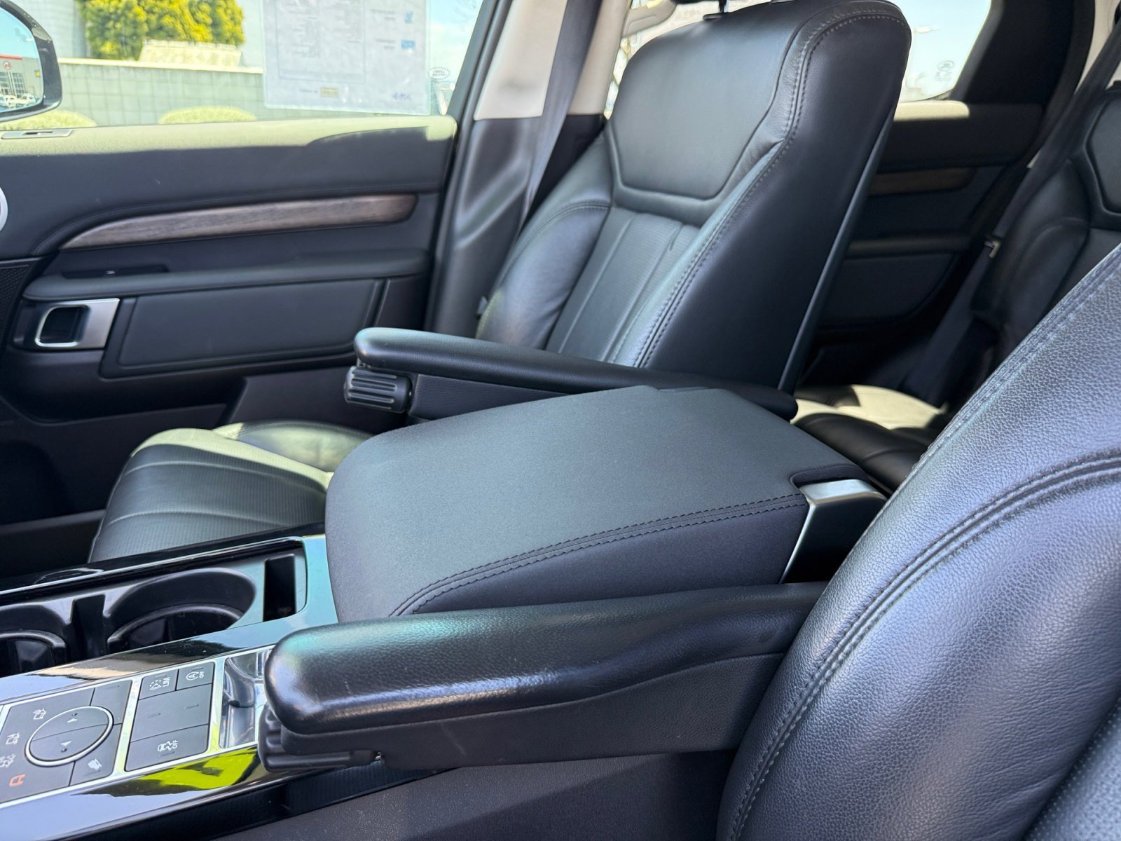 Used 2017 White Land Rover HSE image 14