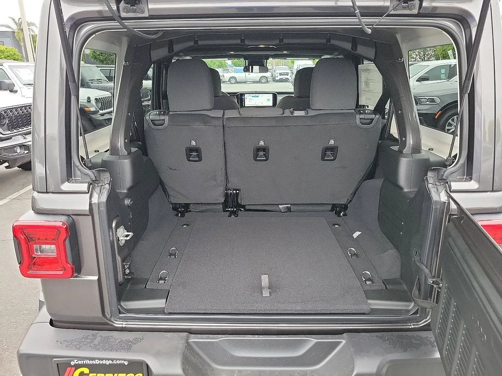 2025 Jeep Wrangler 4-Door Sahara - Photo 18