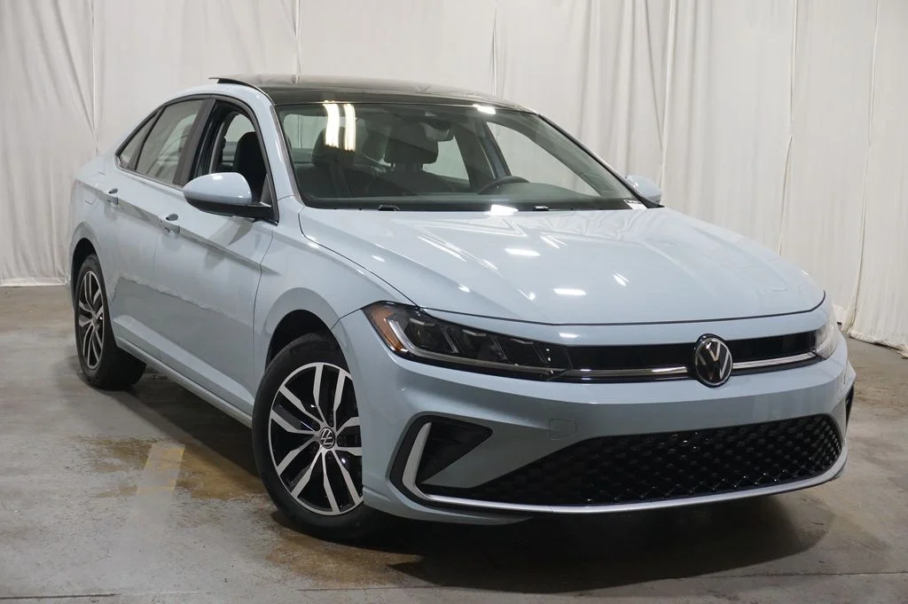 Certified Used 2025 Gray Volkswagen 1.5T SE image 4