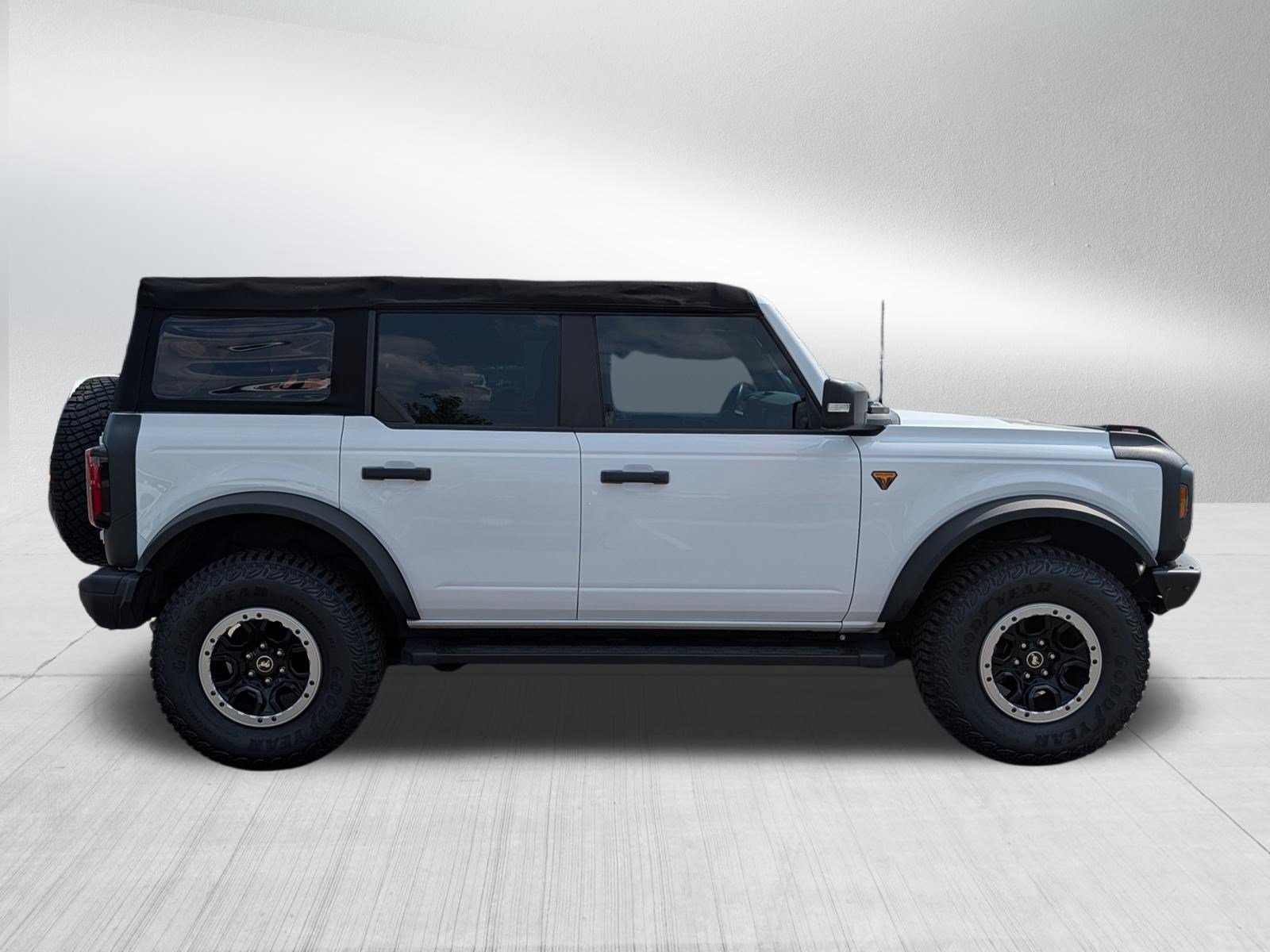Used 2022 Oxford White Ford Badlands image 8