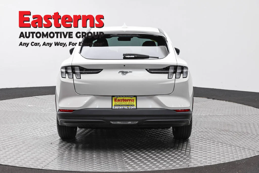 Used 2021 White Ford Select image 6