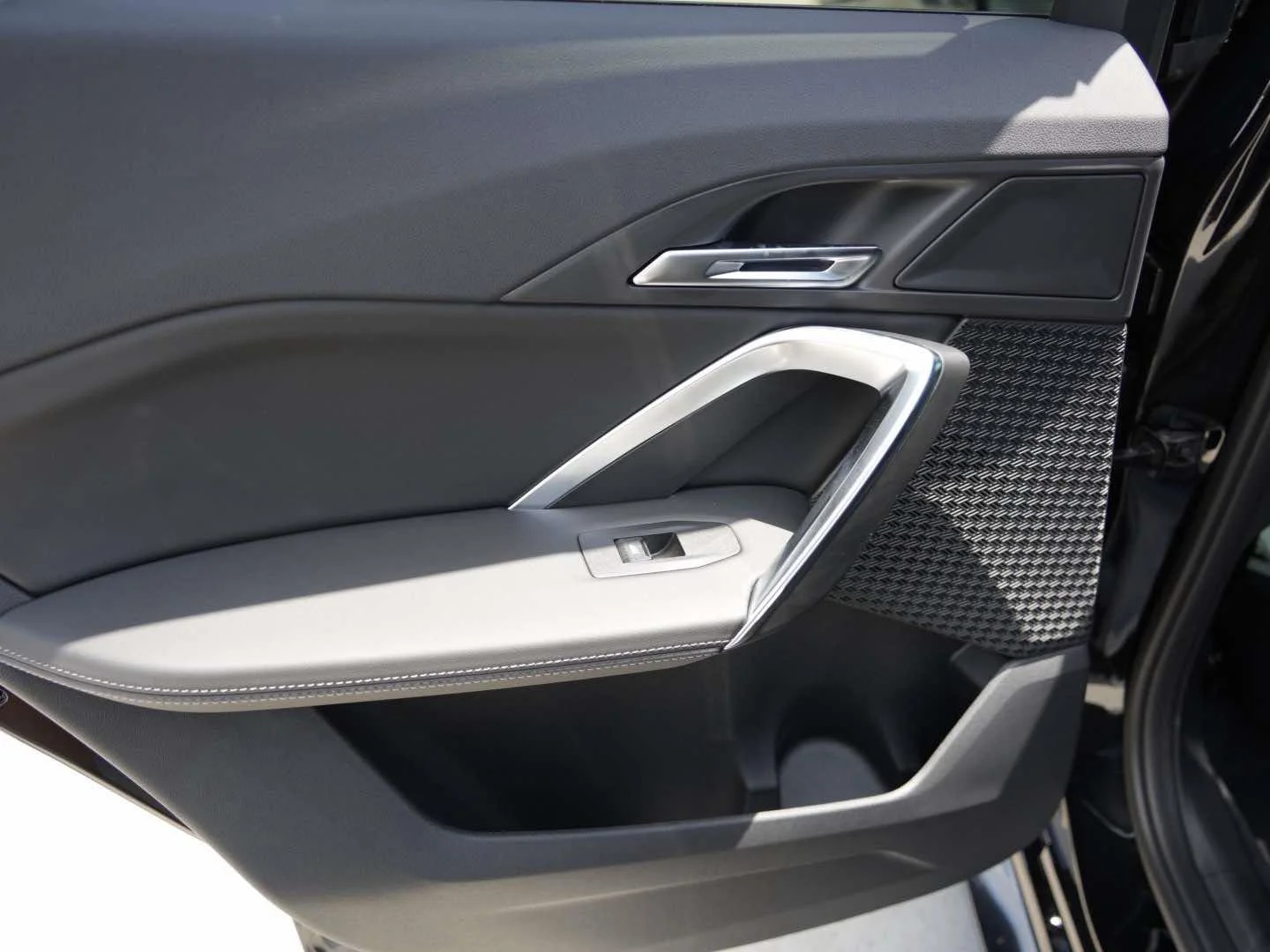 New 2026 Black Sapphire Metallic BMW xDrive28i image 9
