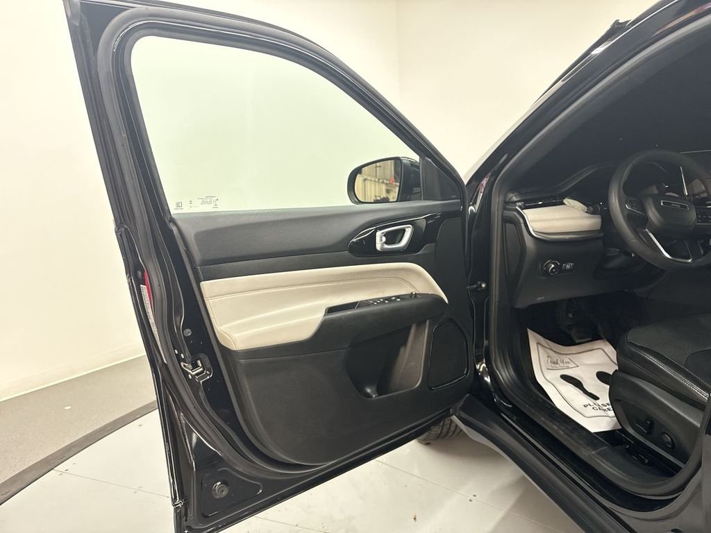 Used 2023 Diamond Black Jeep Limited image 12