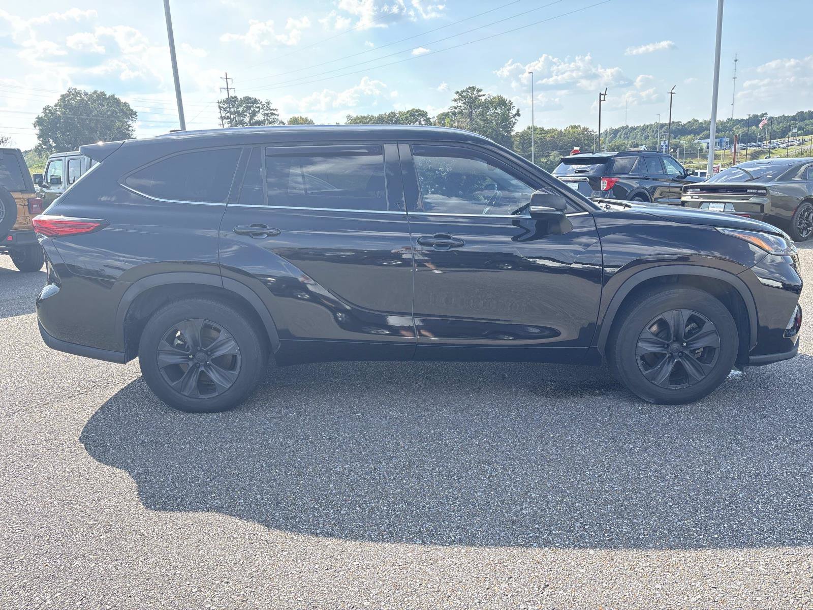 Used 2021 Black Toyota XLE image 4