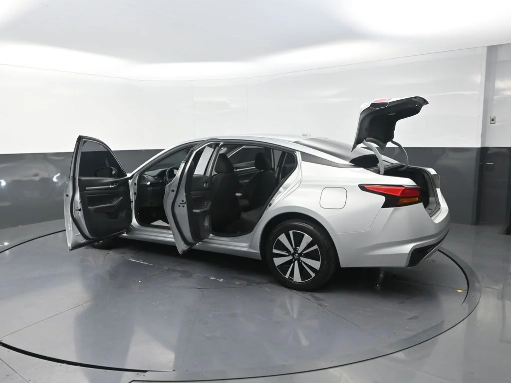 Used 2022 Silver Nissan 2.5 SV image 33