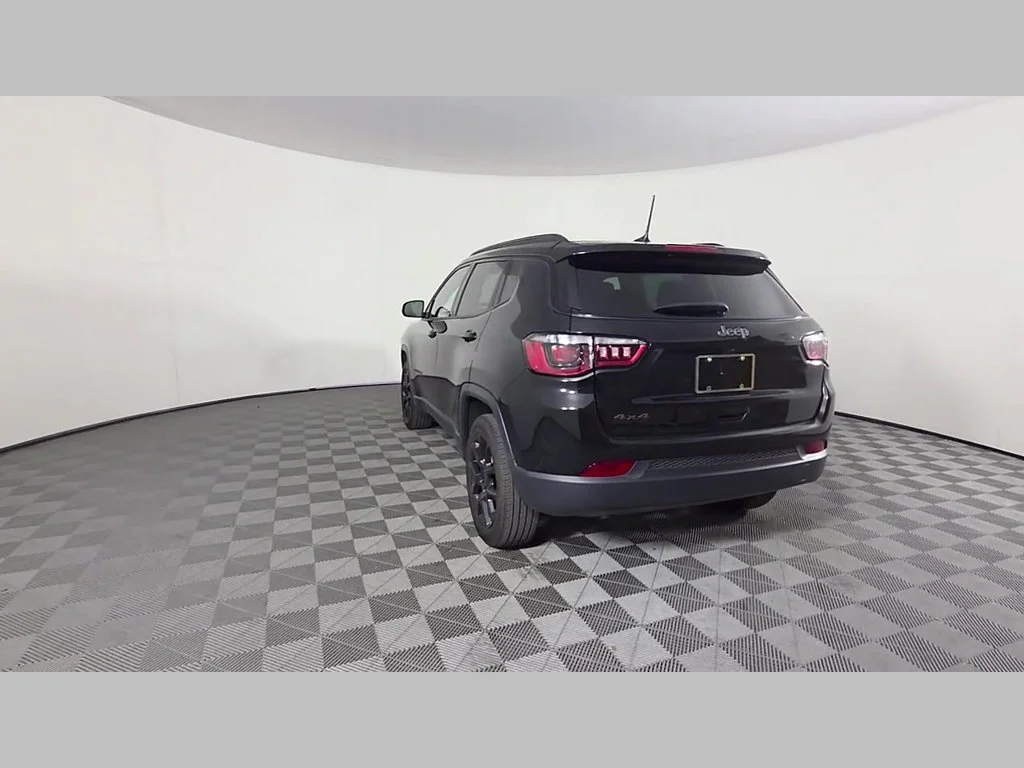 New 2026 Diamond Black Crystal Pearl-Coat Exterior Paint Jeep Latitude Altitude image 31