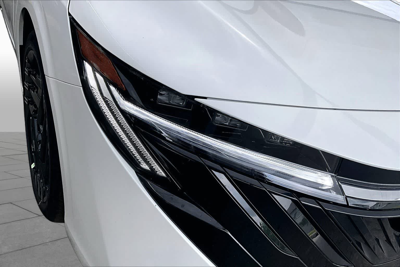 New 2026 Aspen White TriCoat / Super Black Two-tone Nissan SR image 18
