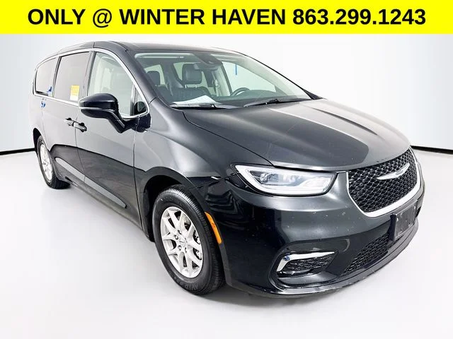 2024 Chrysler Pacifica Touring L's photo
