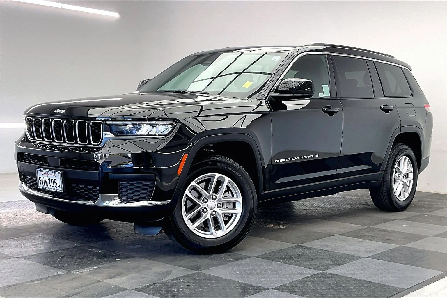 Used 2025 Diamond Black Crystal Pearlcoat Jeep Laredo image 12