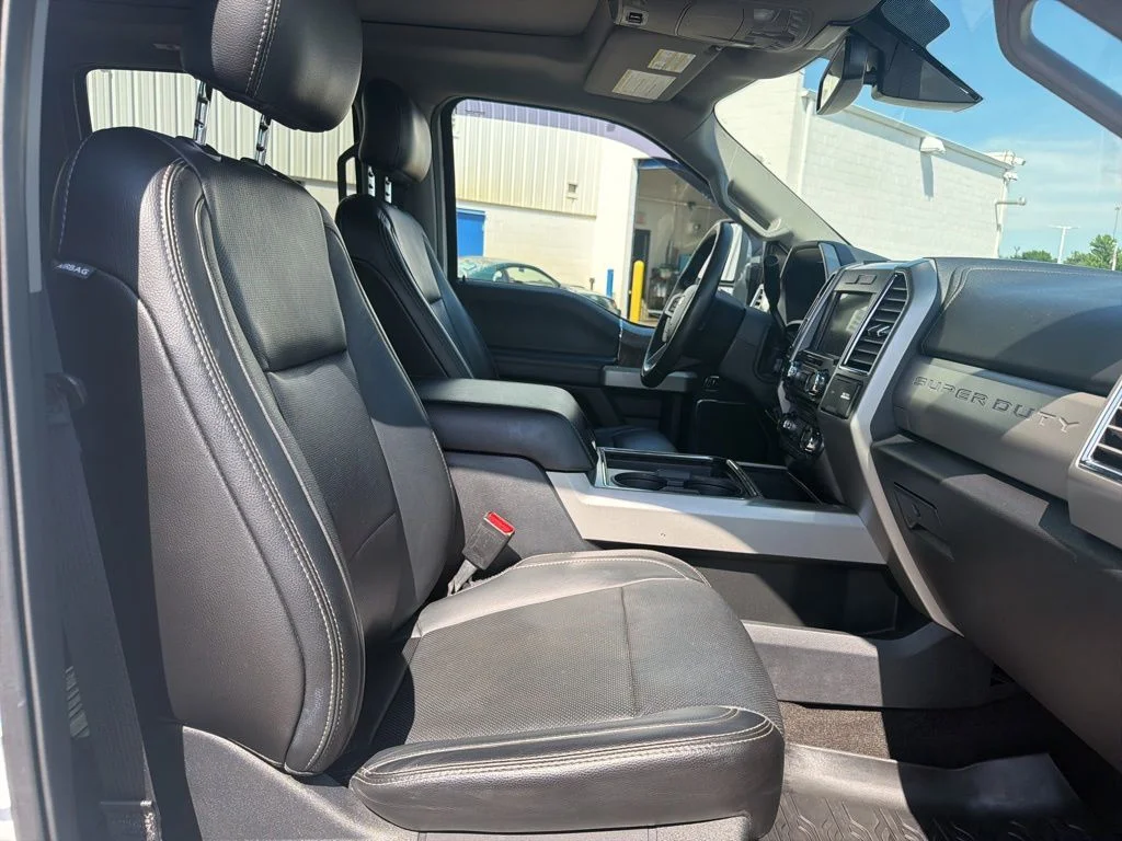 Certified Used 2017 White Platinum Clearcoat Metallic Ford Lariat image 39