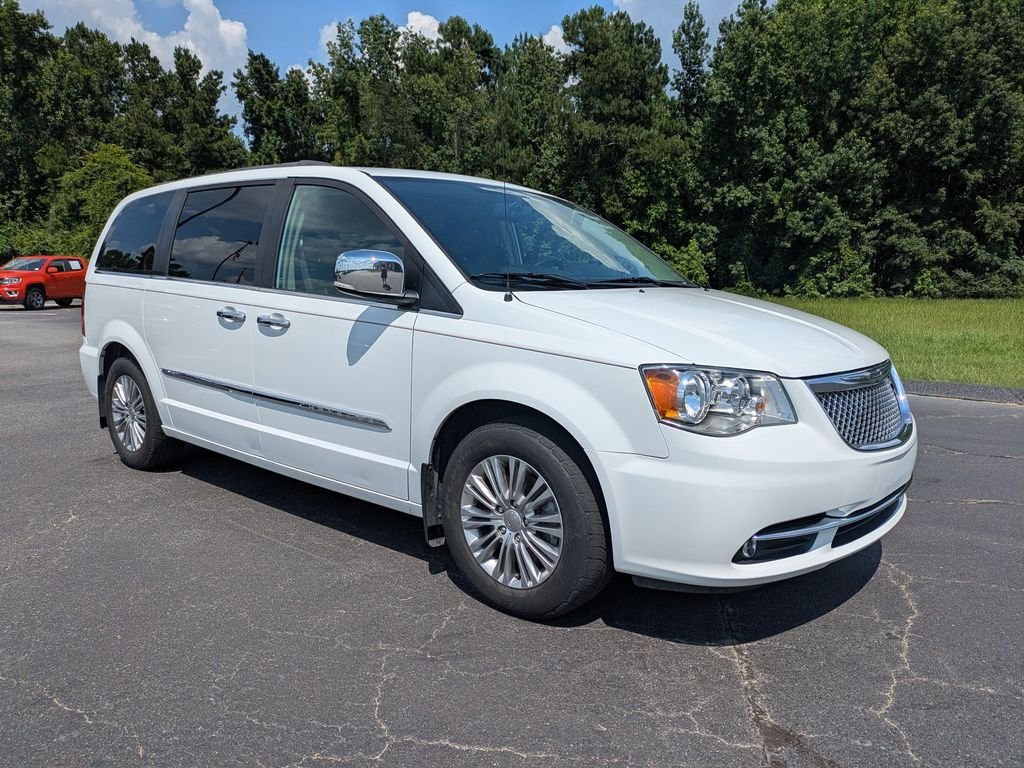 2015 Chrysler Town & Country Touring-L's photo