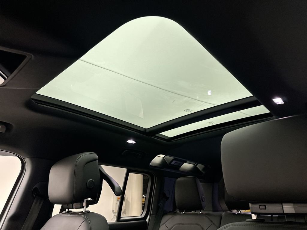 New 2026 Fuji White Land Rover X-Dynamic SE image 11