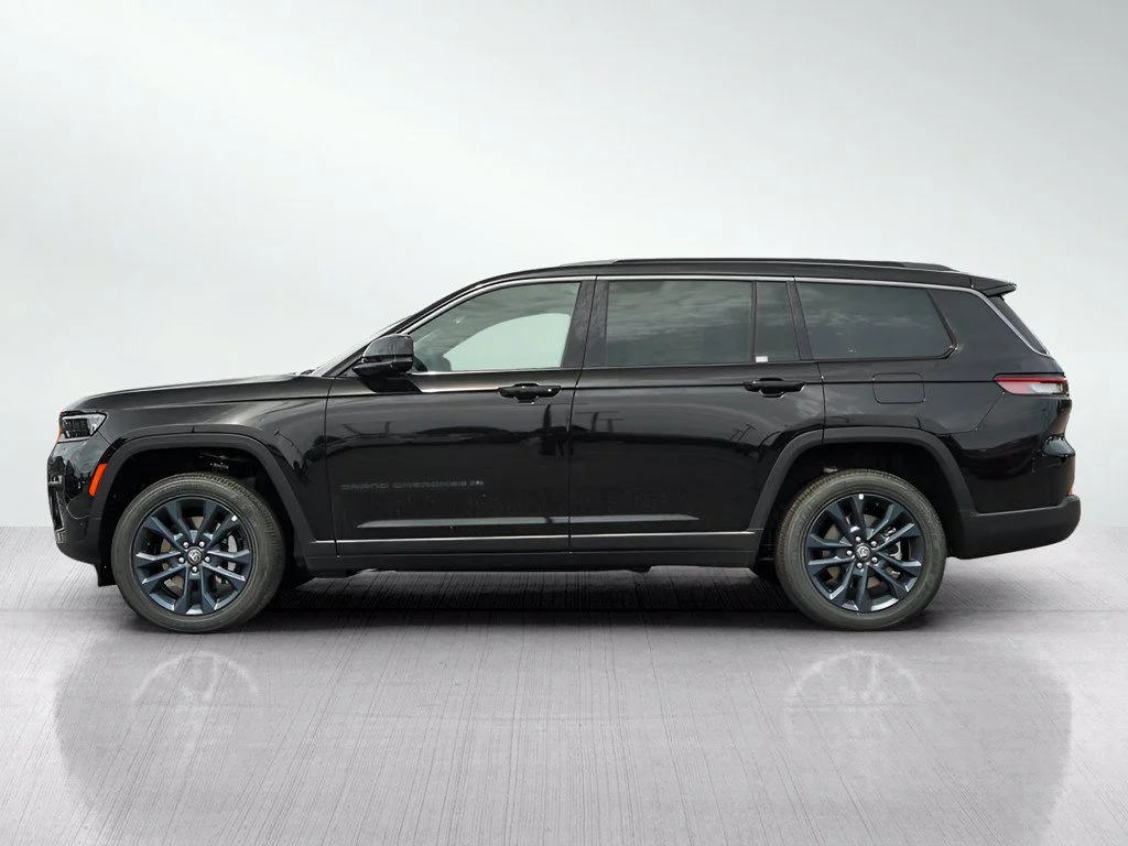 New 2026 Diamond Black Crystal Pearlcoat Jeep  image 4