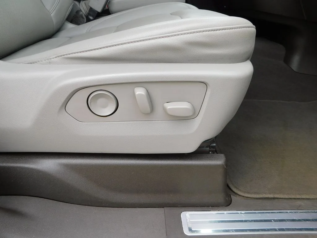 Used 2023 White GMC SLT image 24