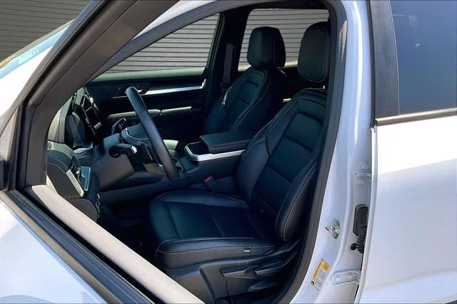 Used 2025 White GMC Elevation image 20