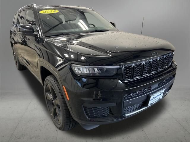 Used 2024 Diamond Black Crystal Pearlcoat Jeep Altitude X image 8