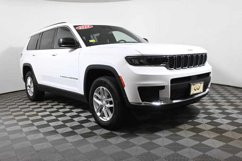 Used 2024 White Jeep Laredo image 9