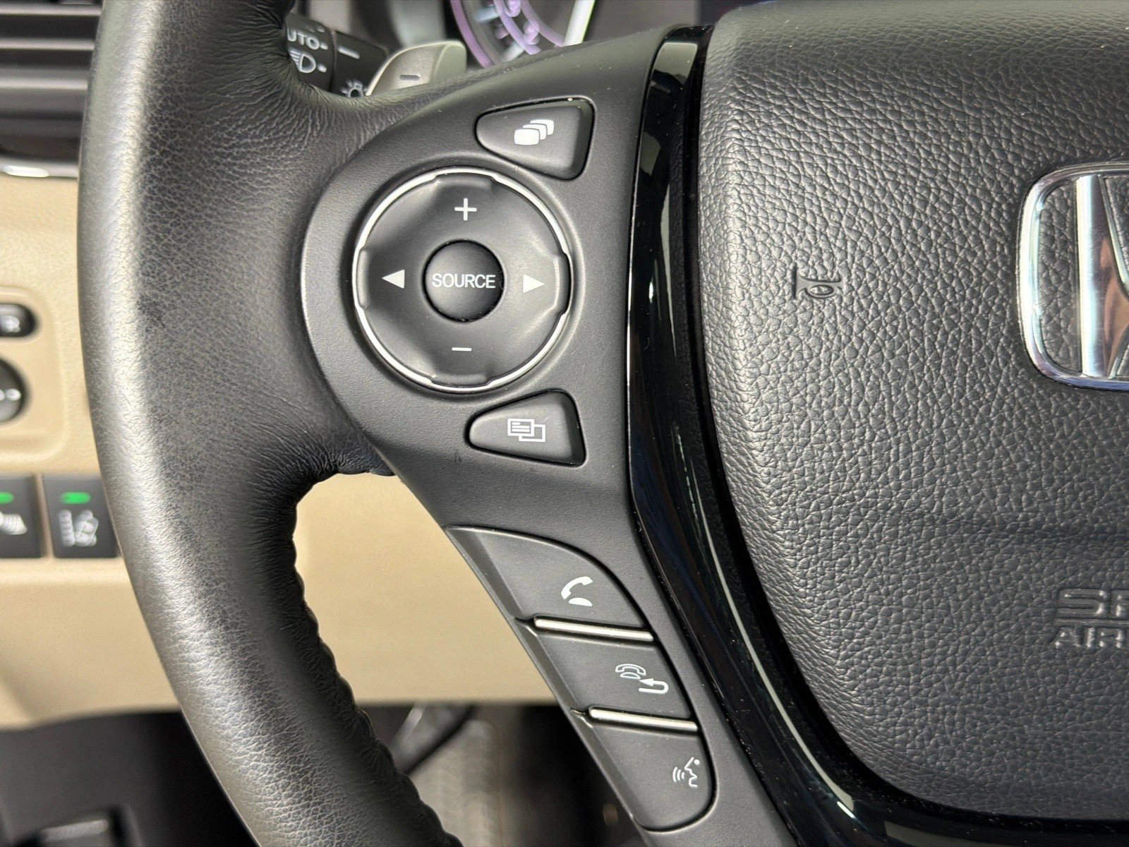 Used 2018 White Diamond Pearl Honda Touring image 27