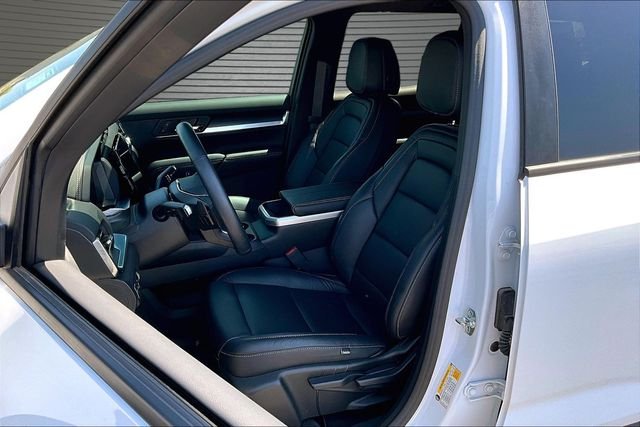 Used 2025 White GMC Elevation image 20