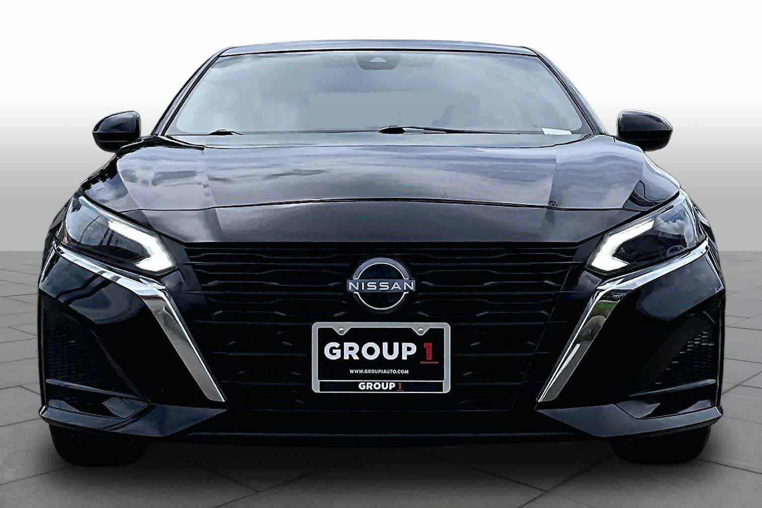 Used 2023 Super Black Nissan 2.5 SV image 4