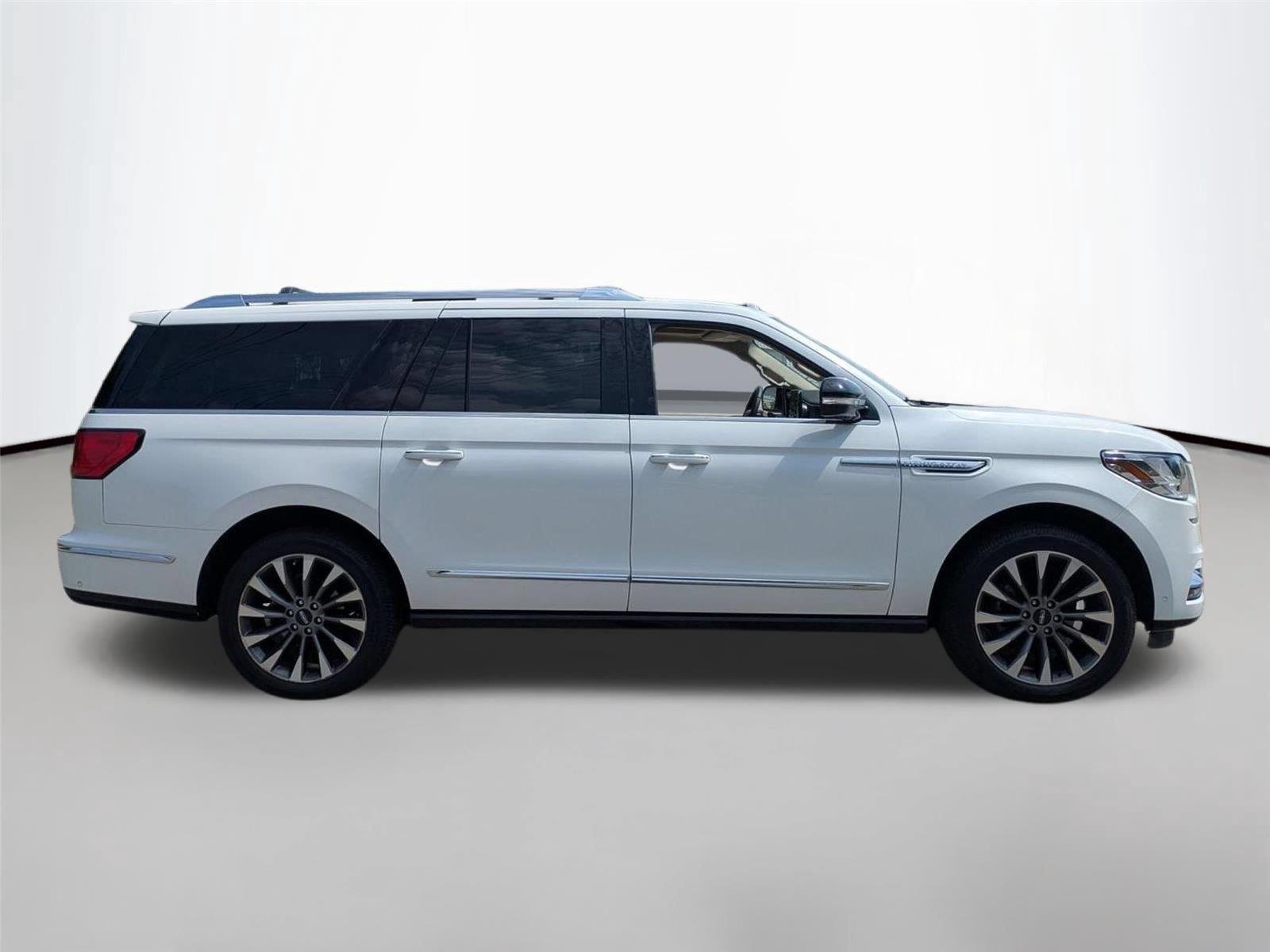 Used 2021 Pristine White Lincoln Reserve image 4
