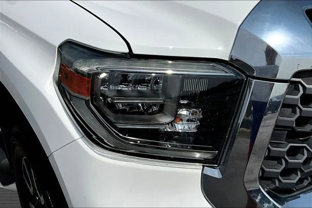 Used 2018 White Toyota SR5 image 32