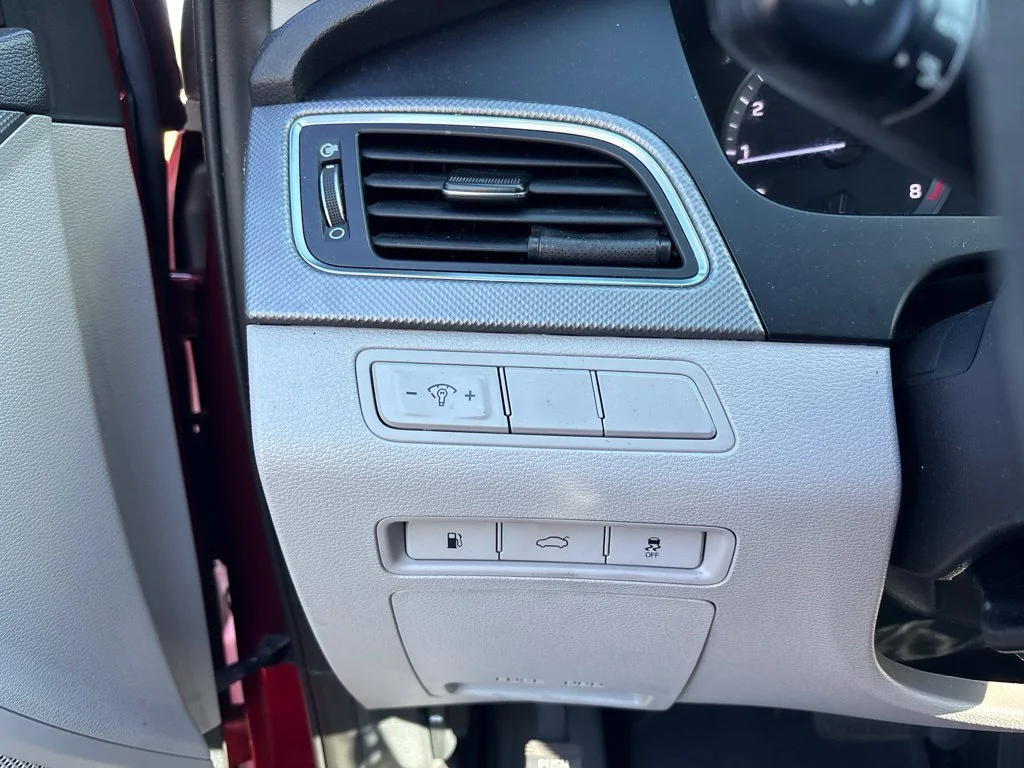 Used 2016 Red Hyundai SE image 15