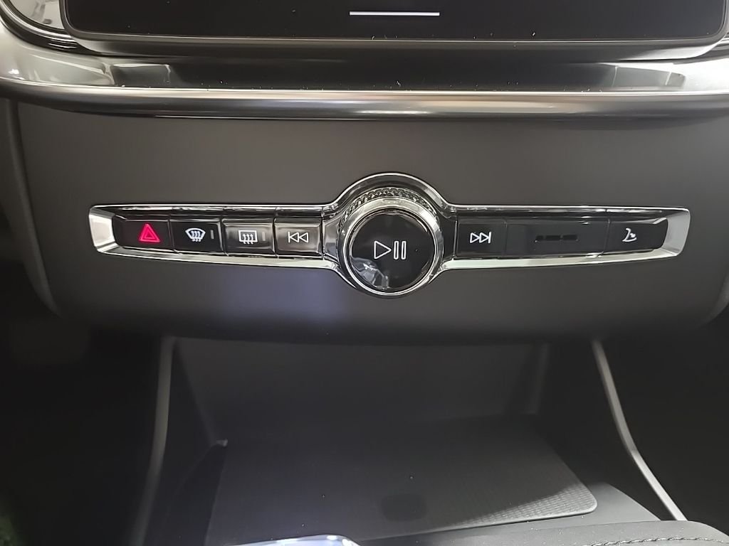 2026 Volvo XC90 Plus - Photo 18