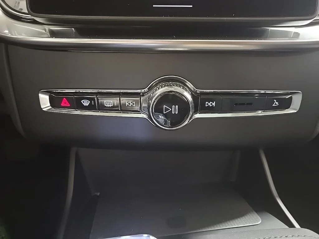 2026 Volvo XC90 Plus - Photo 18