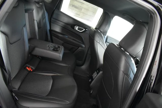 New 2026 Diamond Black Crystal Pearl-Coat Exterior Paint Jeep Latitude image 15