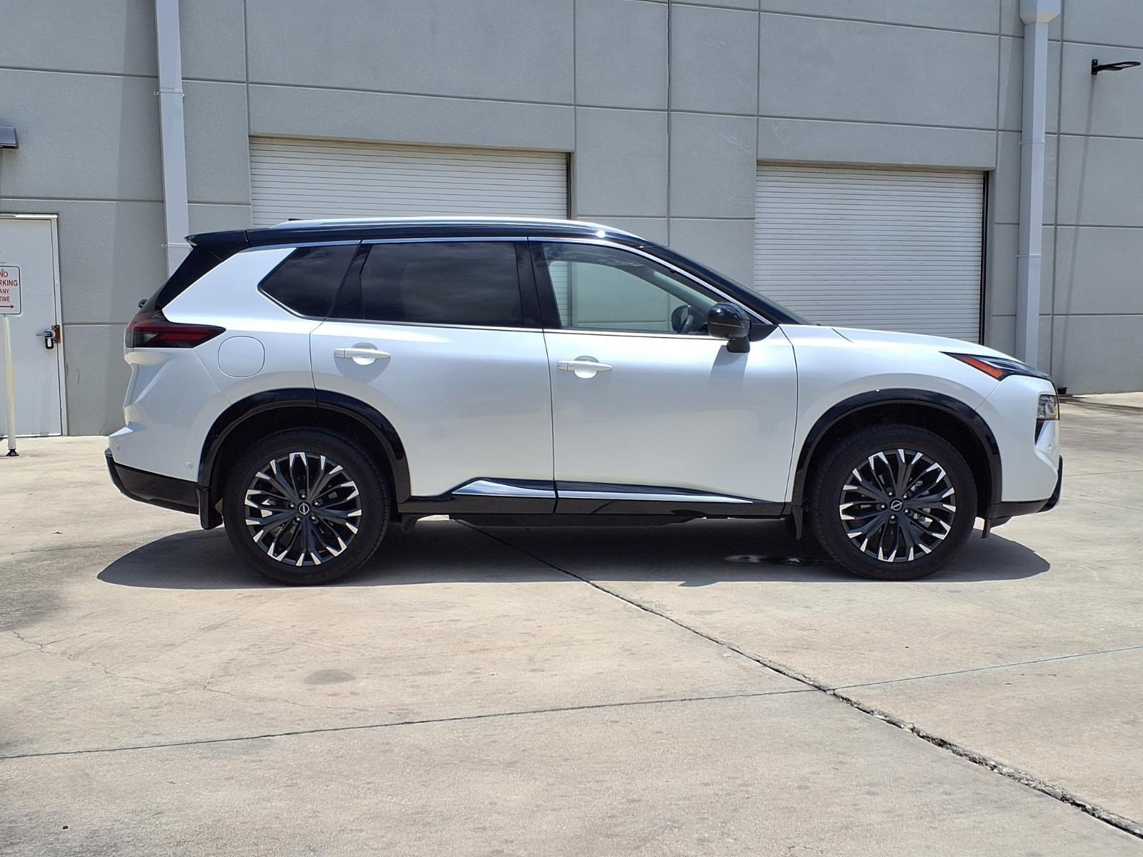 Used 2024 Everest White Pearl/Super Black Nissan Platinum image 4