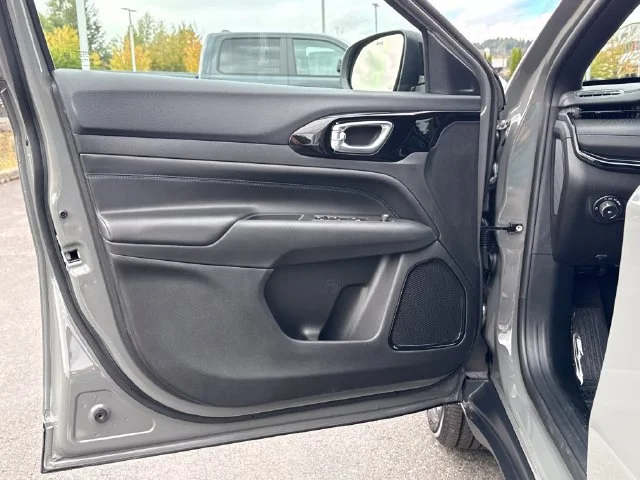 New 2026 Sting-Gray Clearcoat Jeep Latitude image 18