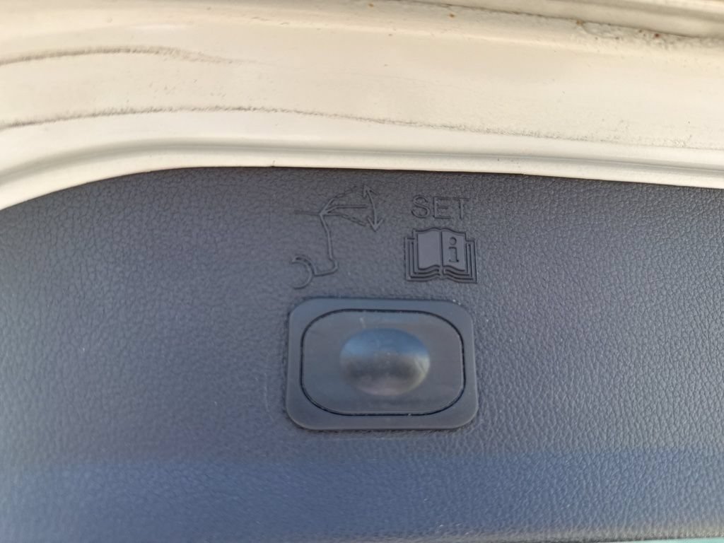 Used 2013 White Platinum Ford SEL image 23