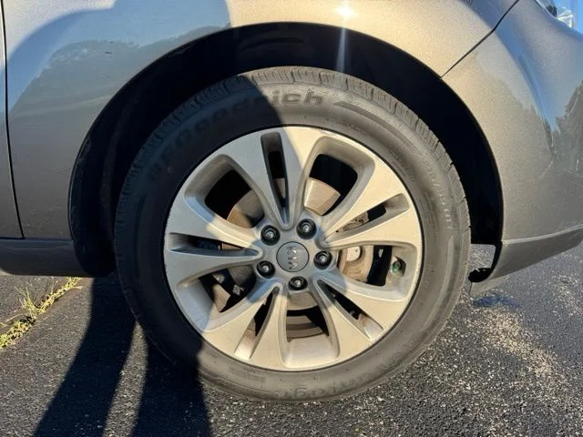 Used 2016 Gray Kia Plus image 9